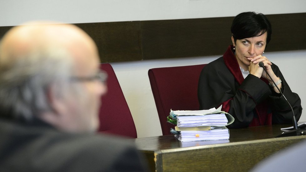 Státní zástupkyně Lenka Bradáčová a bývalý soudce Ondřej Havlín 26. května 2015 u Okresního soudu v Kladně