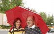 Ondřej Hejma s manželkou a pod deštníkem