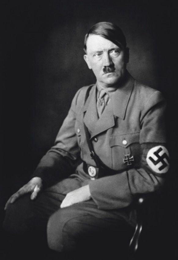 Adolf Hitler (†56) spáchal před Norimberským procesem sebevraždu.