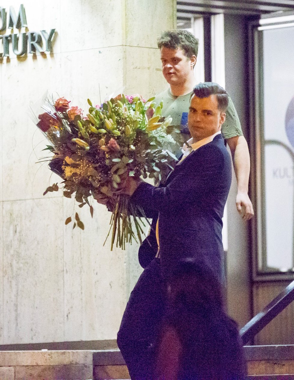 Známý mladík si počkal na Hanu Gregorovou před divadlem, pak jí pomáhal s květinami a dary až do domu, kde herečka bydlí.