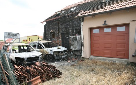 Oheň se po domě šířil rychle. Odhadovaná škoda se blíží půl milionu korun.