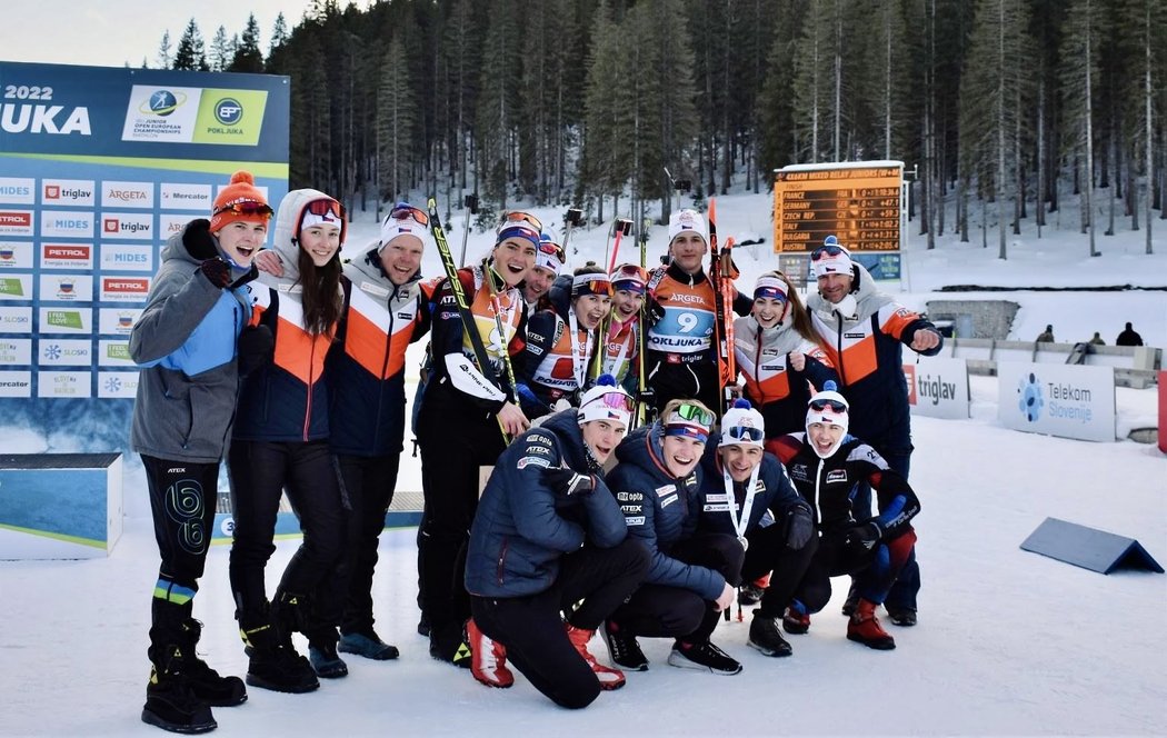 Ondřej Mánek (čtvrtý zleva) a zbytek juniorské reprezentace