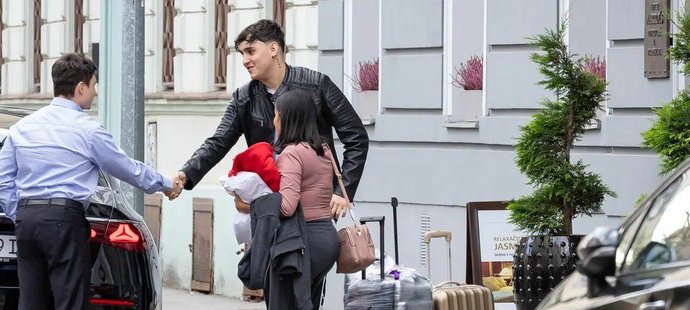 Natasha Nepela a její syn dorazili do Bratislavy na premiéru filmu Nepela