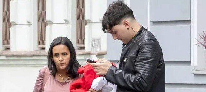 Natasha Nepela a její syn dorazili do Bratislavy na premiéru filmu Nepela