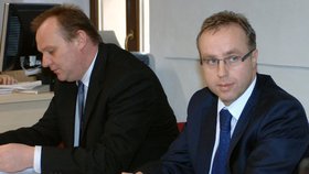 Poslanec Ondřej Plašil (vpravo) prý pouze použil ústní sprej. Soud mu to ale nevěřil