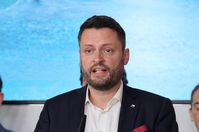 Ondřej Prokop (ANO) na tiskovce k jeho nepřiznaným bytům (19.6.2026) Ondřej Prokop (ANO) na tiskovce k jeho nepřiznaným bytům (19.6.2026)