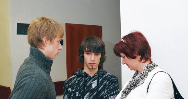 Ondřej Réda (uprostřed) s maminkou před rozsudkem