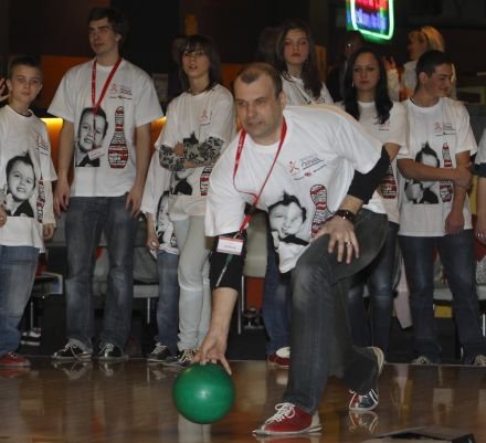 Petr Rychlý koulí, syn Ondřej (vlevo) přihlíží a děvčata z dětských domovů na nich mohou oči nechat!