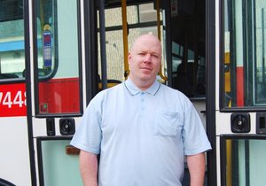 Řidič autobusu Ondřej Skypala z Brna zachránil ve 20-ti minutové pauze život staršímu muži.