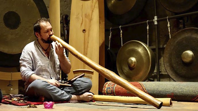 Ondřej Smeykal je řazen mezi desítku nejlepších světových hráčů na didgeridoo