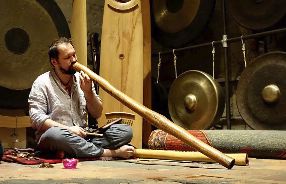 Ondřej Smeykal je řazen mezi desítku nejlepších světových hráčů na didgeridoo