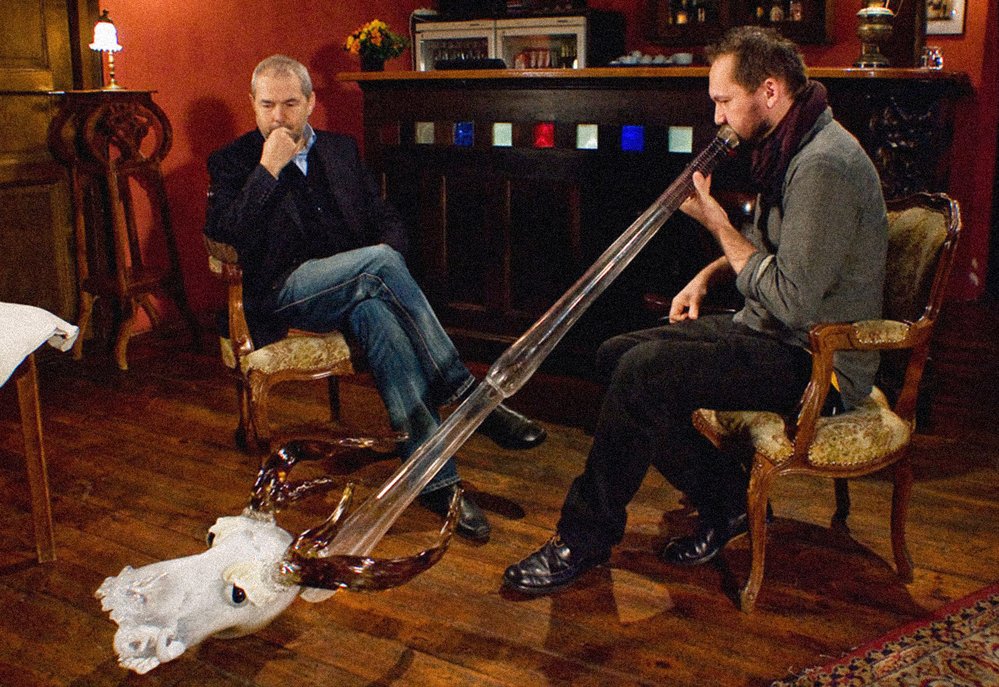 Ondřej Smeykal v pořadu Na plovárně u Marka Ebena hraje na skleněné didgeridoo navržené výtvarníkem Bořkem Šípkem