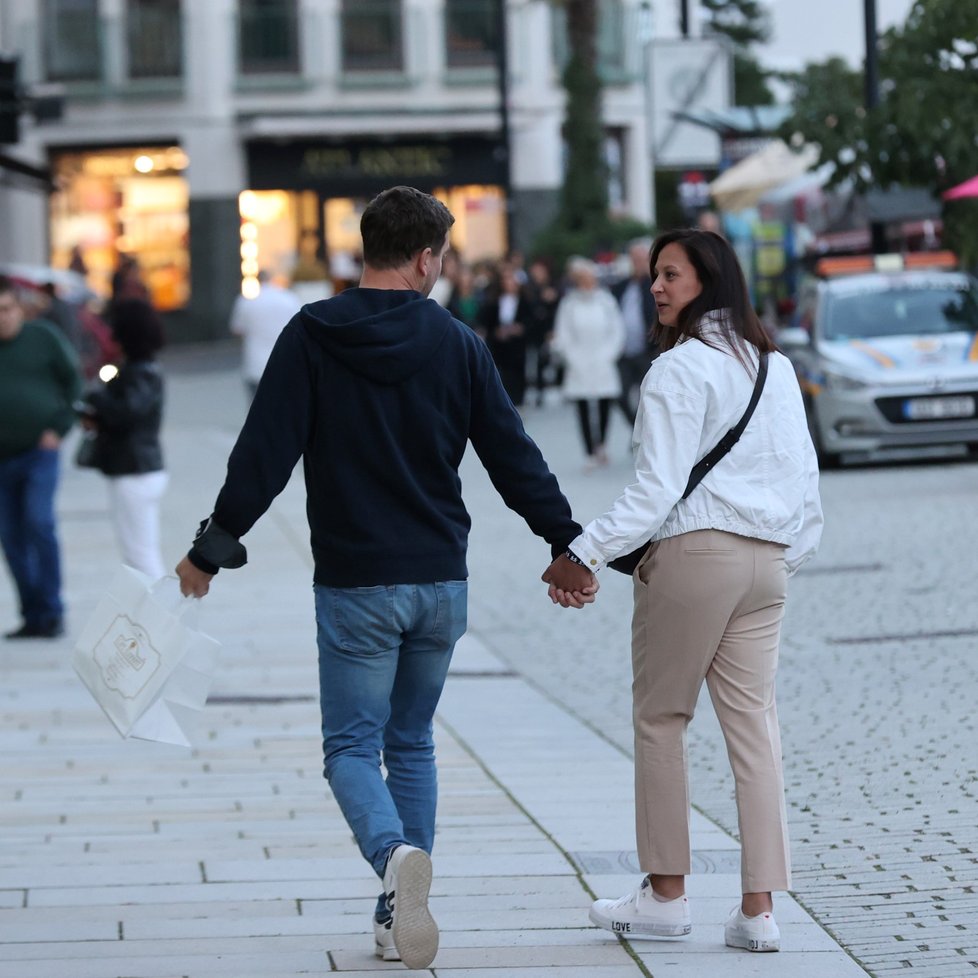 Ondřej Sokol s přítelkyní ve Varech