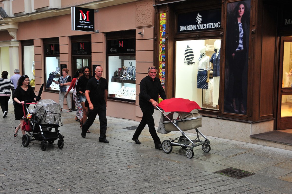 Spokojené rodinky na procházce po kolonádě.