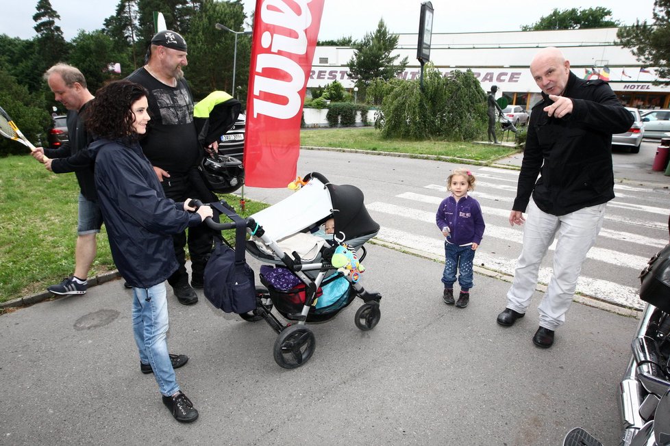 Ondřej Soukup vyvedl celou rodinku ven.