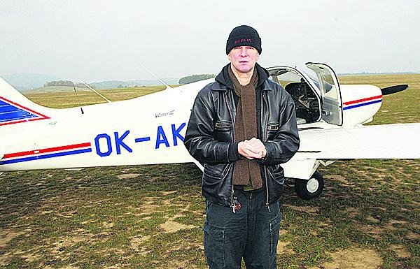 Ondřej Soukup hrdě pózoval s letadlem jako jeho majitel.