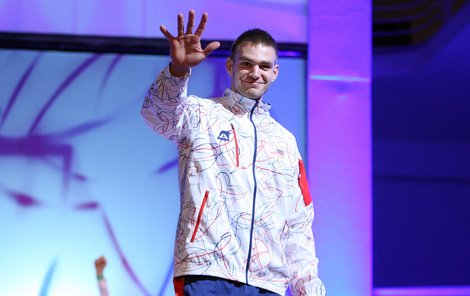 Ondřej Synek předvádí olympijské oblečení pro Hry v Londýně.