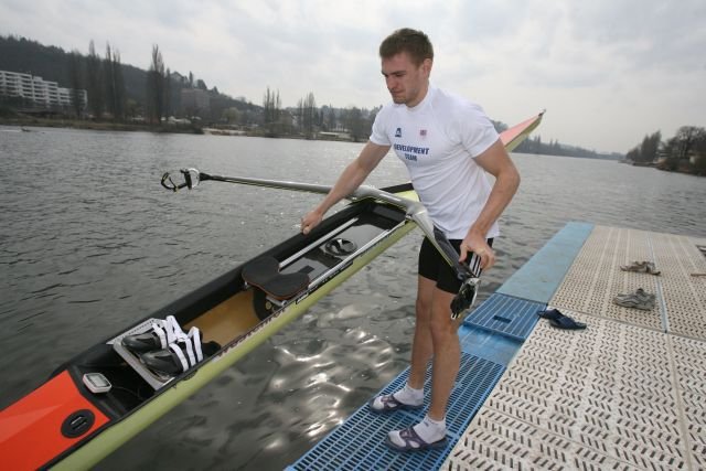 Ondřej Synek láskyplně položil svůj nový vylepšený skif na hladinu Vltavy. Na sobě měl tričko pro OH v Londýně, které testuje. Je ze super materiálu, jen ho trošku škrtí u krku.