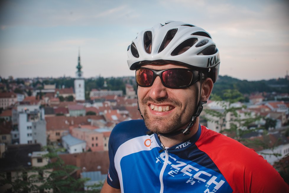 Nevidomý sportovec Ondřej Zmeškal chce dokázat, co ještě žádný nevidomý nedokázal. Pokořit Tour de France