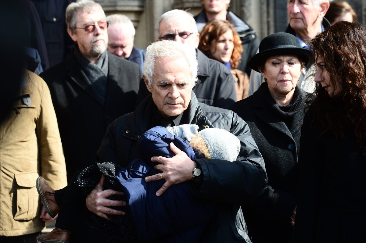 Režisér Moris Issa držel v náručí vnučku Františku, která během obřadu usnula. Vedle něj jeho žena herečka Lenka Termerová.