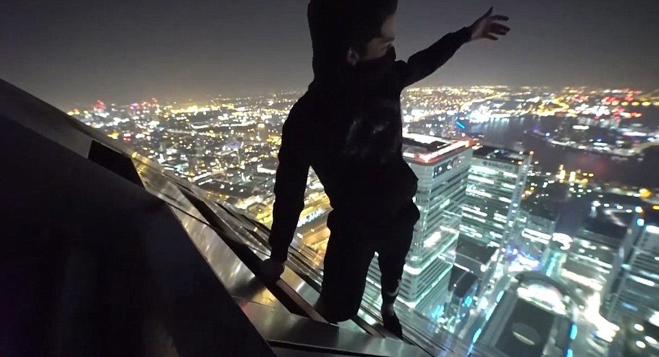 Youtubeři vylezli na vrchol mrakodrapu v Londýně.