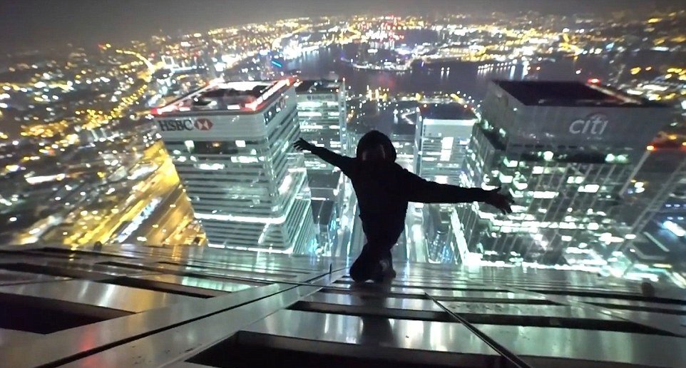 Youtubeři vylezli na vrchol mrakodrapu v Londýně.