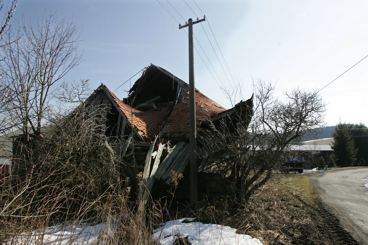 Opuštěné a polorozpadlé domy                                                                        - pokud to na onom světě, bude vypadat tak jako v šumavské vesničce, máme se na co těšit.