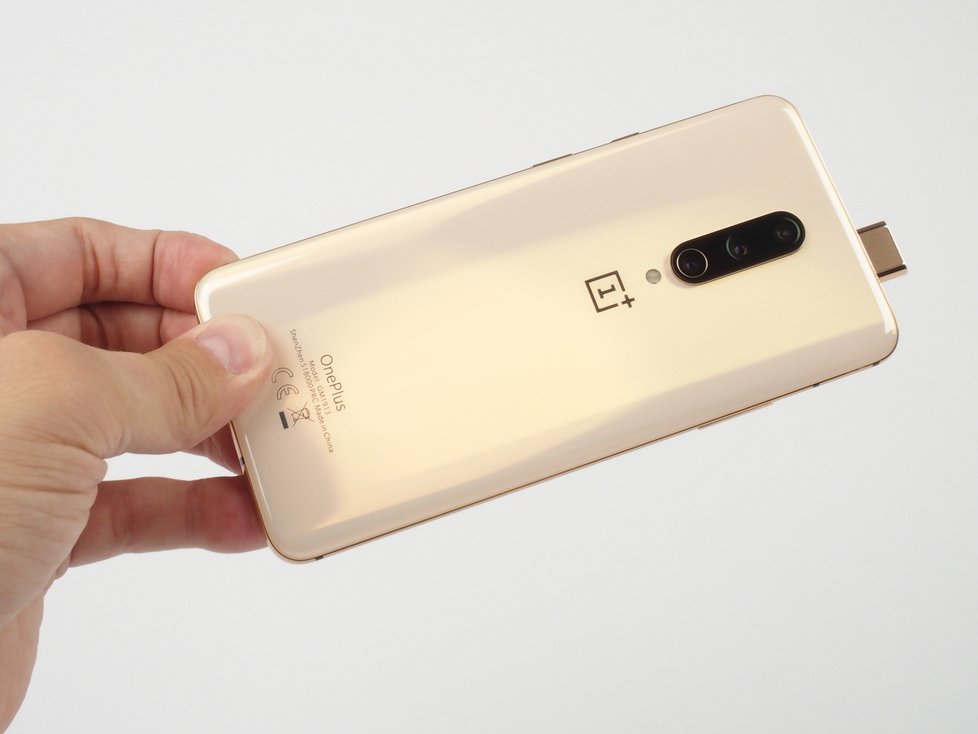 OnePlus 7Pro. Skleněná záda vrhají na slunci velmi efektní odlesky a nepotřebují k tomu ani žádný gradient, po kterém často sahá konkurence.