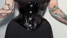 Kráska z Only Fans ukazuje na sítích dopady plastické operace: Nechala si odstranit velké tetování přímo na břiše!