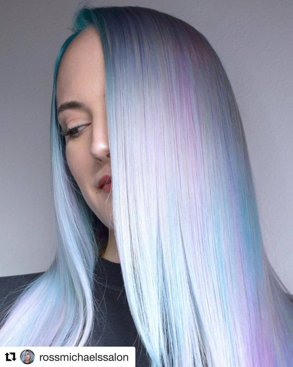 Vlasy v barvě opálu jsou nádherné.