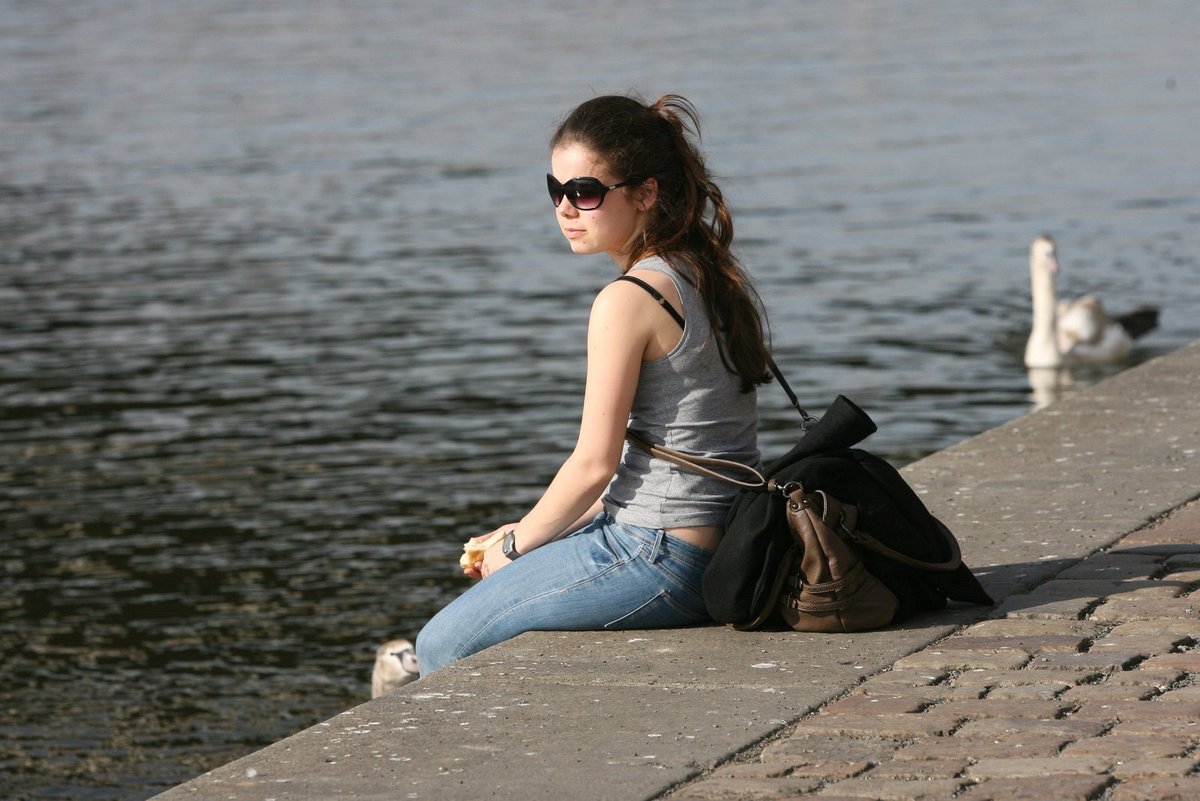 V Praze vylákalo sluníčko lidi i na náplavky Vltavy.