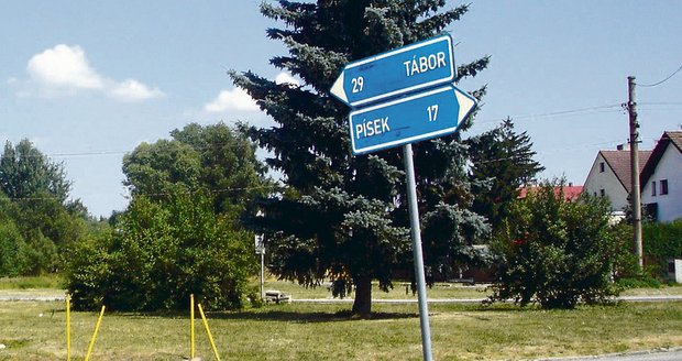 Ukazatel u čerpací stanice v Opařanech ukazuje chybné kilometry