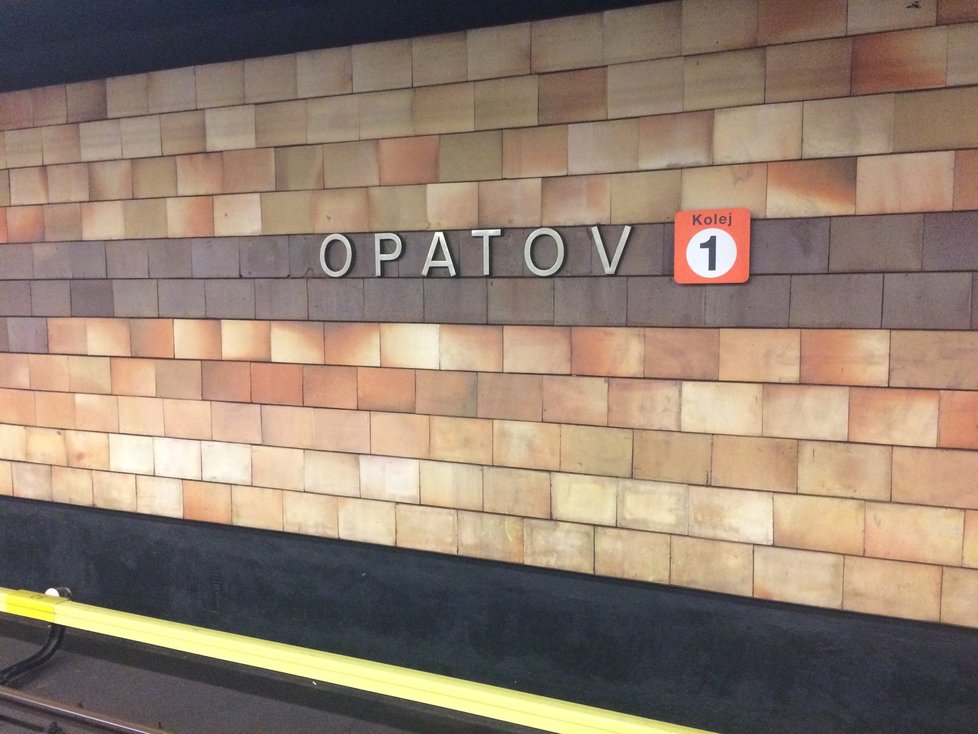 Takto v současné době vypadá stanice Opatov. Rekonstrukce a modernizace z ní má učnit moderní stanici metra.
