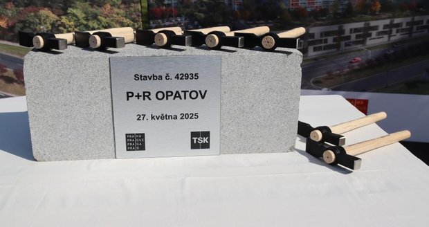 Slavnostní zahájení stavby nového parkovacího domu P+R Opatov proběhlo 27. května 2025.