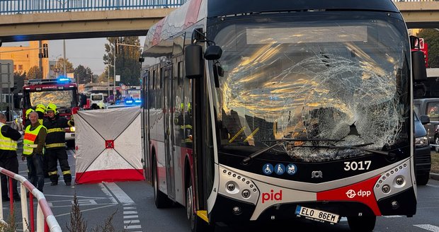 Sebevražda na Opatově? Člověk skočil pod autobus!