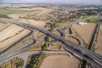 Dálnici D35 v obou směrech zablokovala hromadná nehoda: Bouraly kamiony, dodávka a osobák