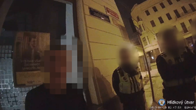 Útočník bezdůvodně napadl neznámého muže v centru Prahy