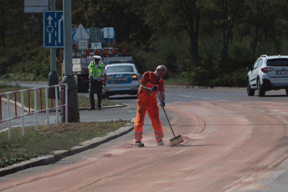 Na silnici na Chodově se vylilo 680 litrů rostlinného oleje.