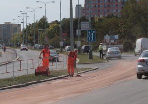 Na silnici na Chodově se vylilo 680 litrů rostlinného oleje.