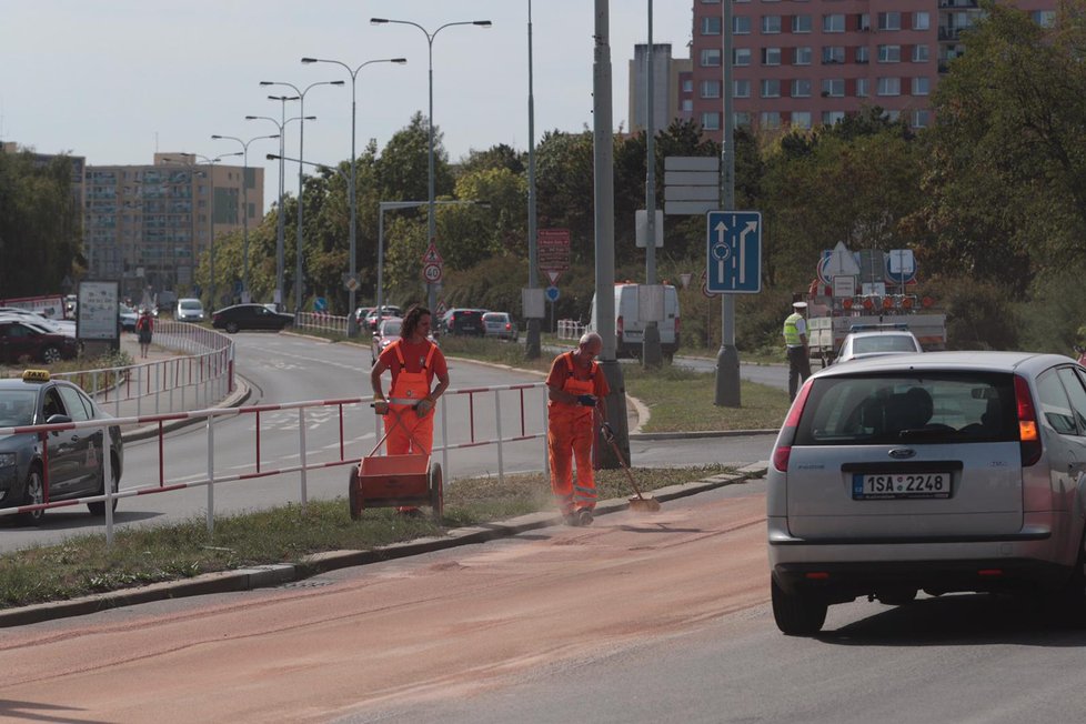 Na silnici na Chodově se vylilo 680 litrů rostlinného oleje.