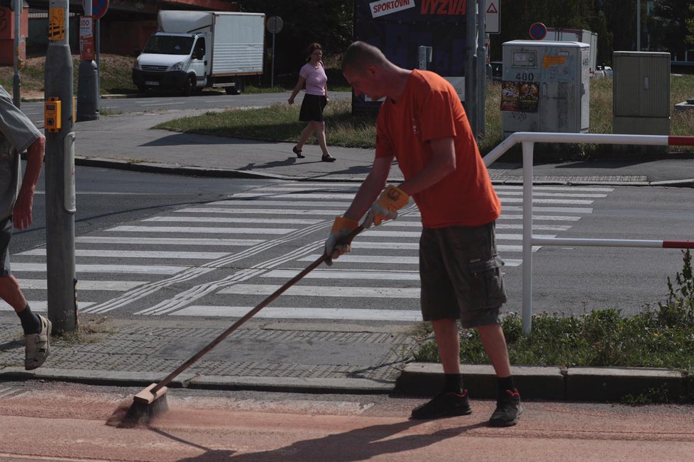 Na silnici na Chodově se vylilo 680 litrů rostlinného oleje.