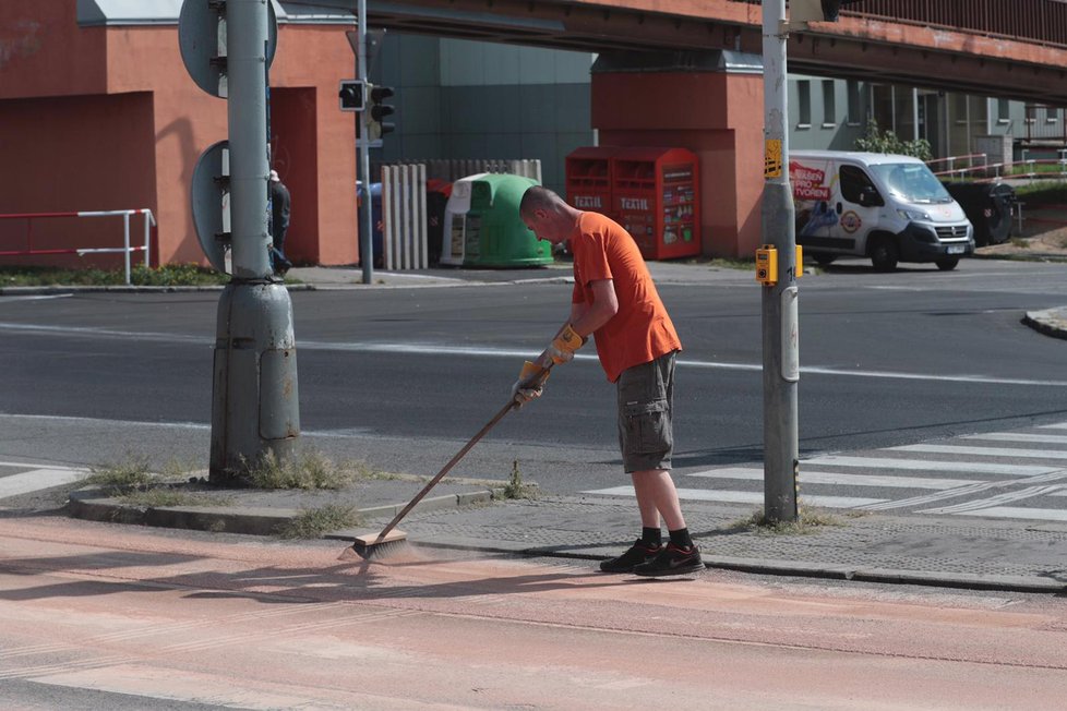 Na silnici na Chodově se vylilo 680 litrů rostlinného oleje.