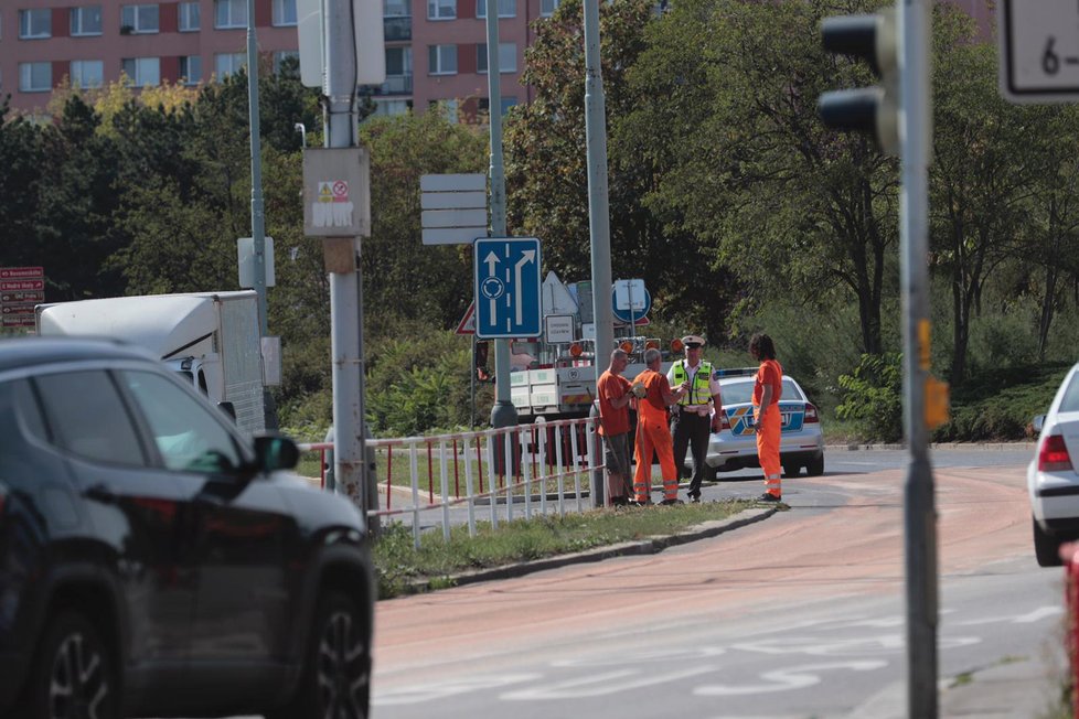 Na silnici na Chodově se vylilo 680 litrů rostlinného oleje.