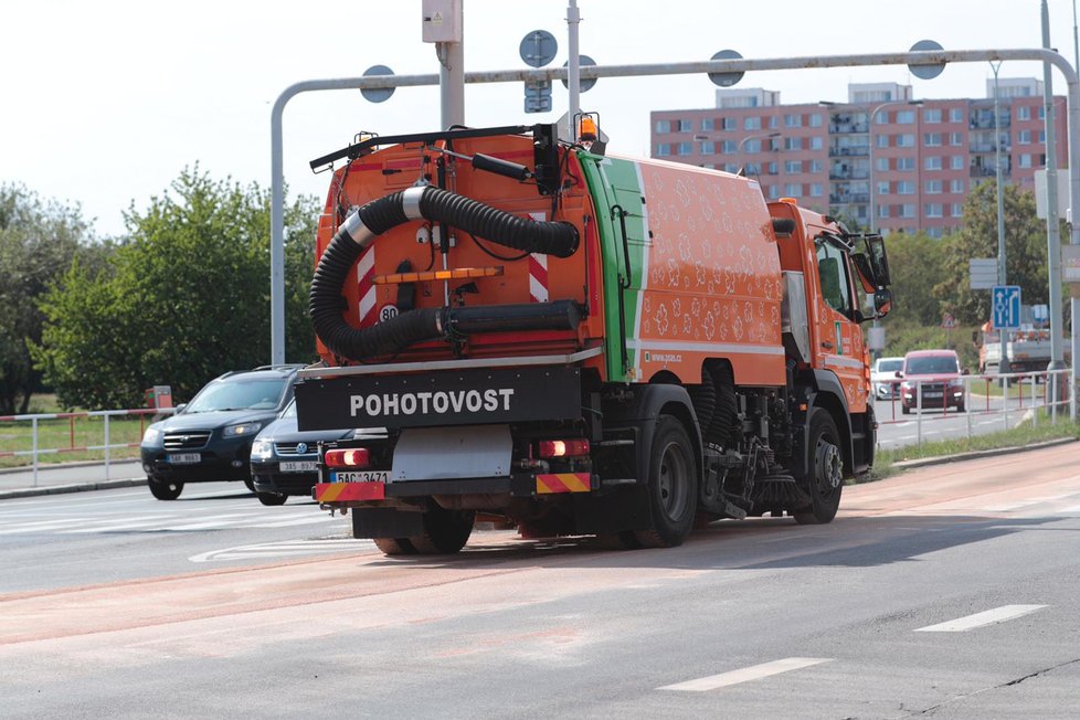 Na silnici na Chodově se vylilo 680 litrů rostlinného oleje.