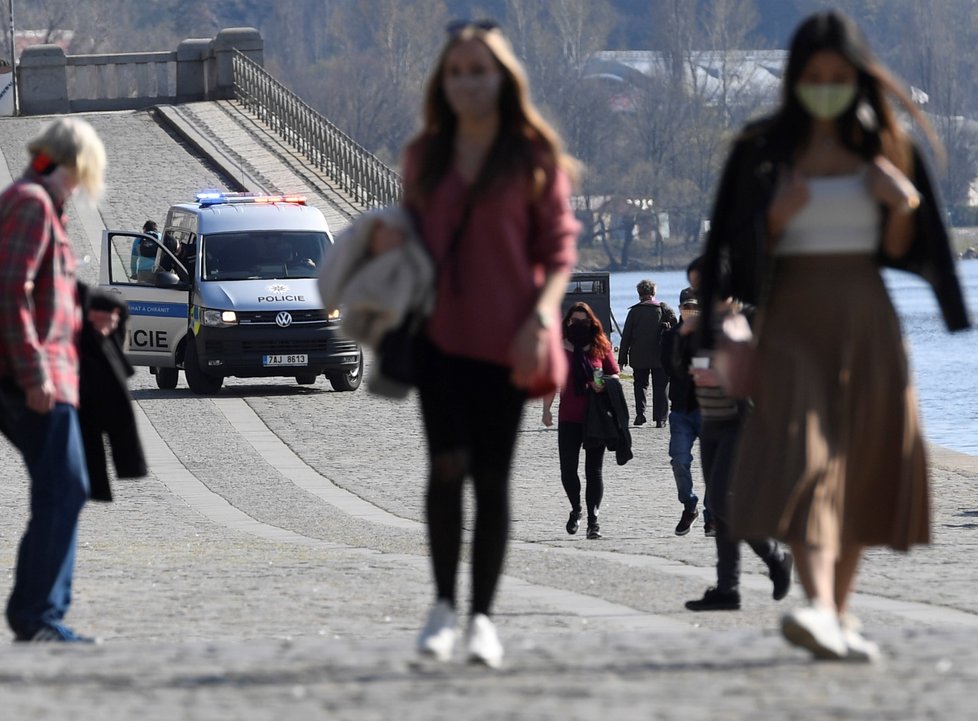Policisté hlídkují na Rašínově nábřeží  během nařízení omezeného pohybu