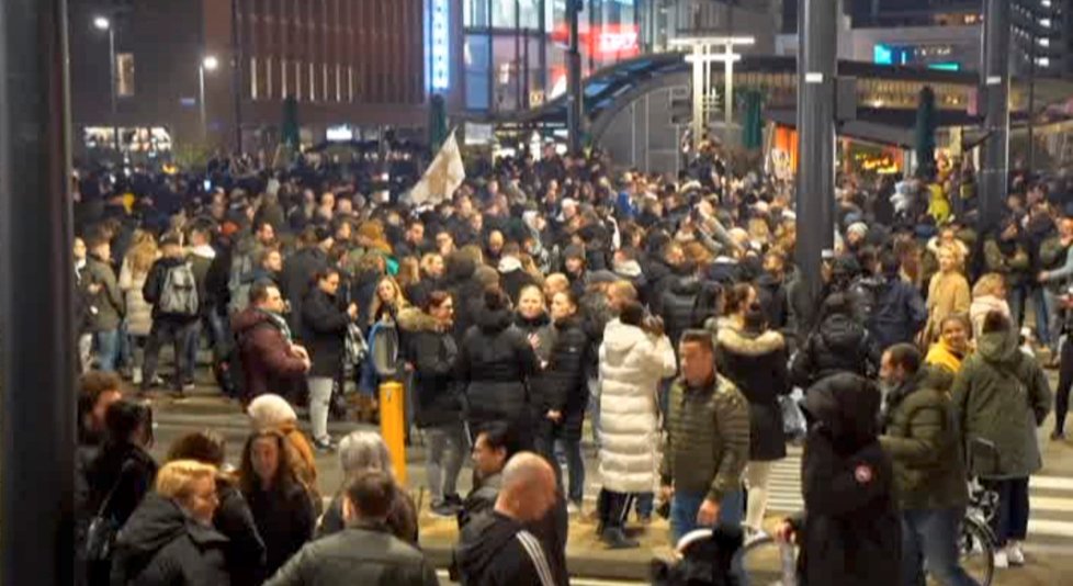 Protesty a nepokoje kvůli opatřením v Rotterdamu, noc 19.-20. listopadu.