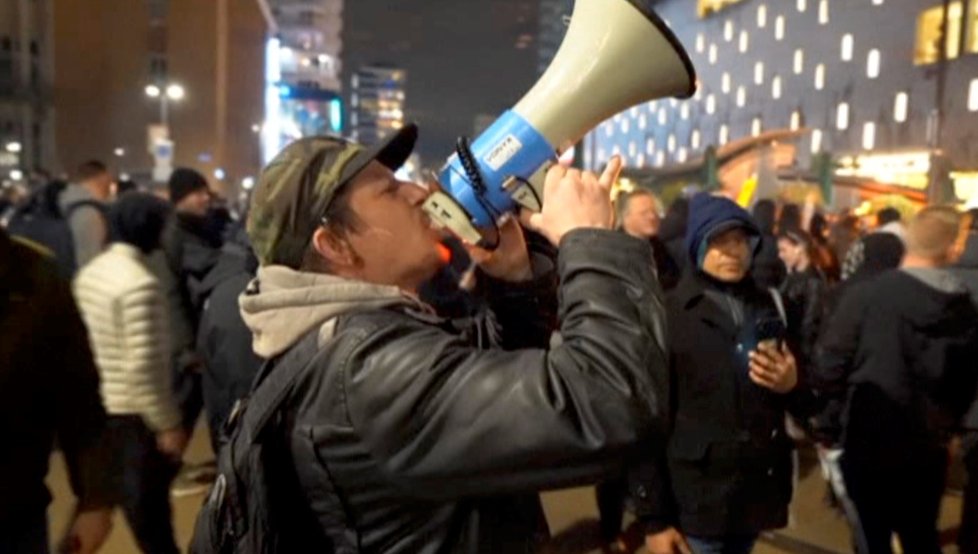 Protesty a nepokoje kvůli opatřením v Rotterdamu, noc 19.-20. listopadu.