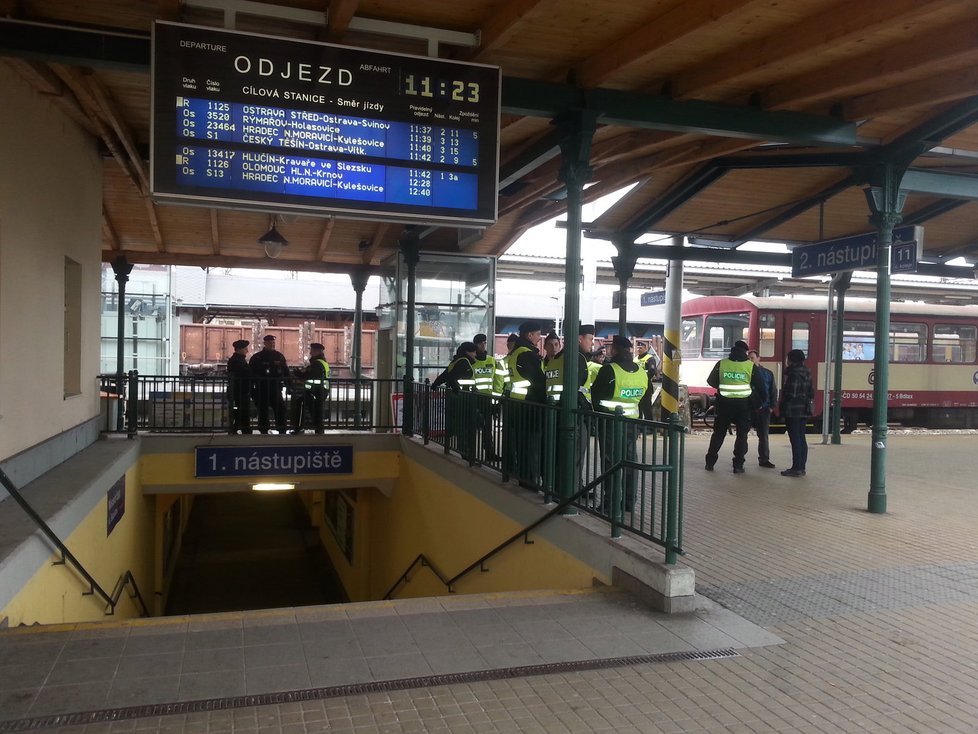 První policisté hlídají Východní nádraží v Opavě. Přijet mají až 3 tisíce Baníkovců.