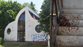 Zchátralá budova bývalé kavárny na Olomoucké ulici. Tady se brutální útok odehrál. Patrné tu jsou i stopy krve.