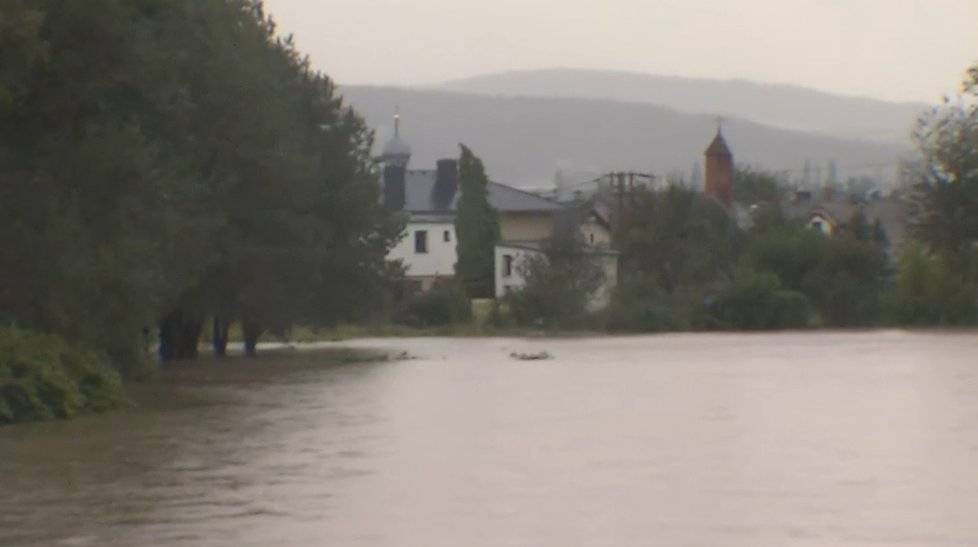 V kravařské části Dvořisko na Opavsku hrozí, že se řeka Opava vylije z břehů. (14.10.2020)